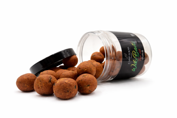 Rozlane kulki Tiger Nut na białym tle